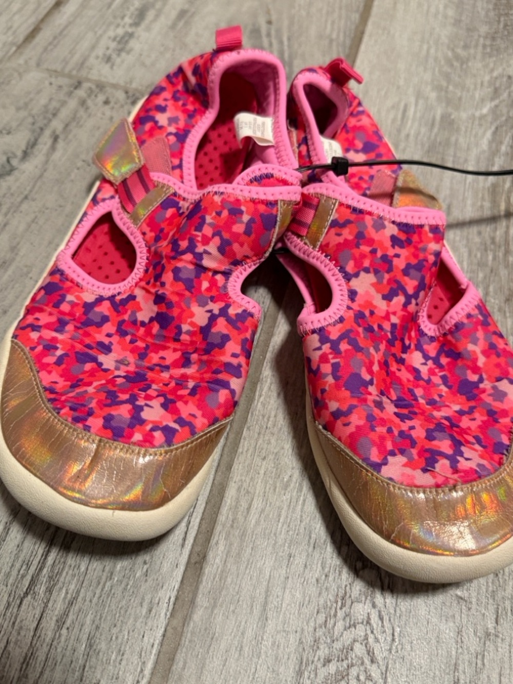Kids Pink Camo Water Shoes with Iridescent Toe Size 3